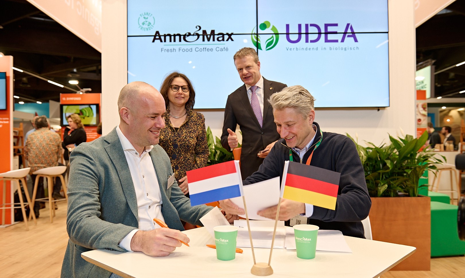Anne&Max stapt als eerste landelijke koffieketen over naar biologische groothandel Udea