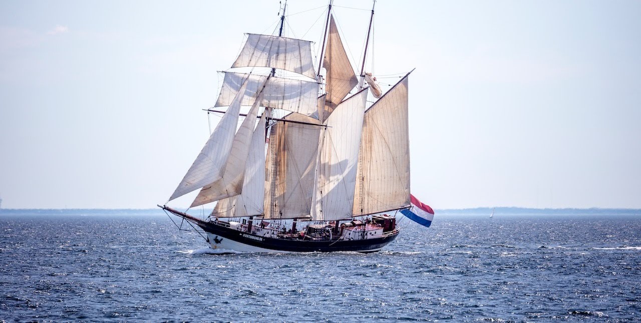Nederlandse driemaster Oosterschelde bereikt de Galapagoseilanden tijdens natuurexpeditie