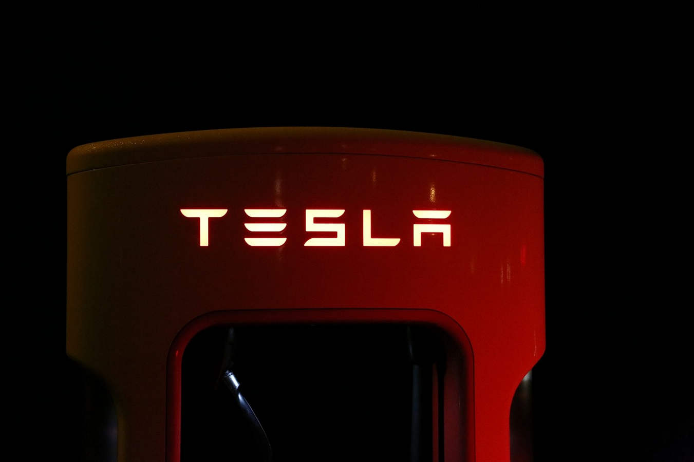 Bijna 50% van de elektrische autorijders gebruikt ook Tesla laadpalen tijdens de vakantie