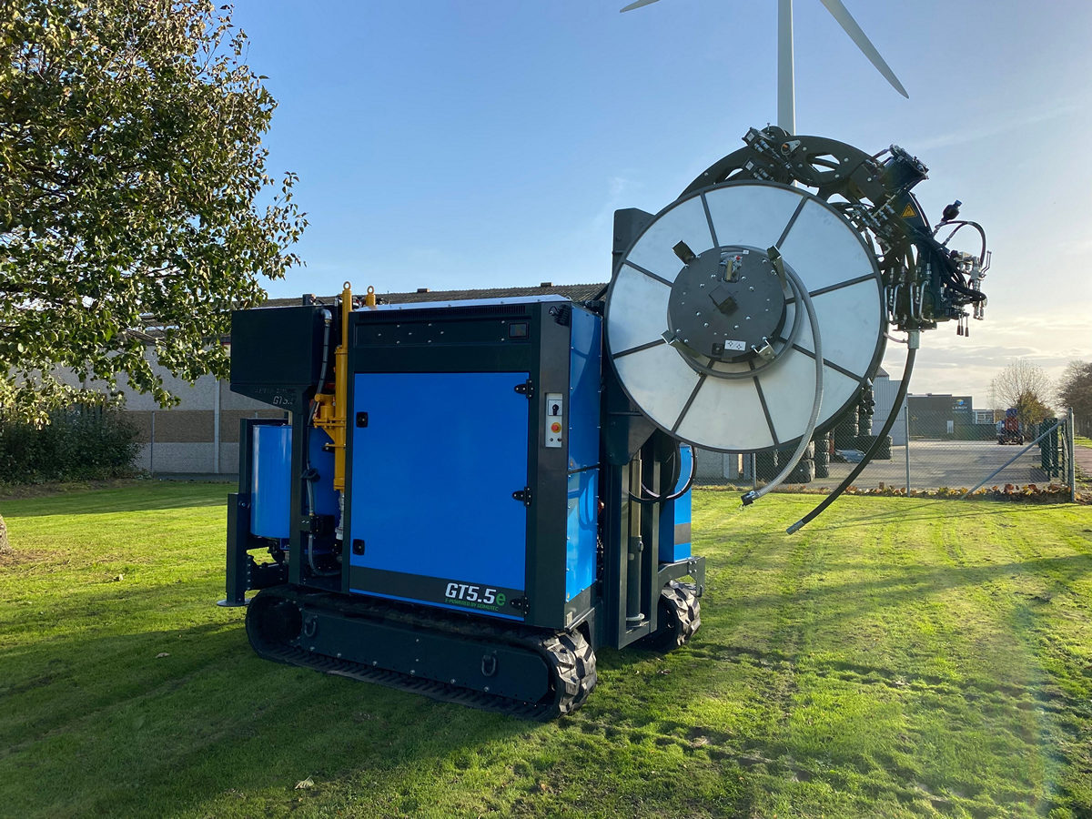 Gomutec test met elektrische zelfrijdende groutmachine dankzij op maat gemaakte accu’s van Intercel