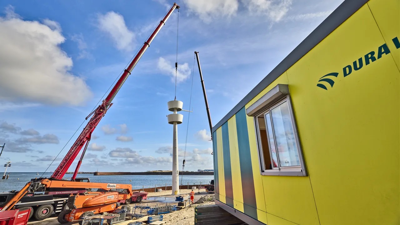 Dura Vermeer plaatst nieuwe radarmast in haven van Scheveningen