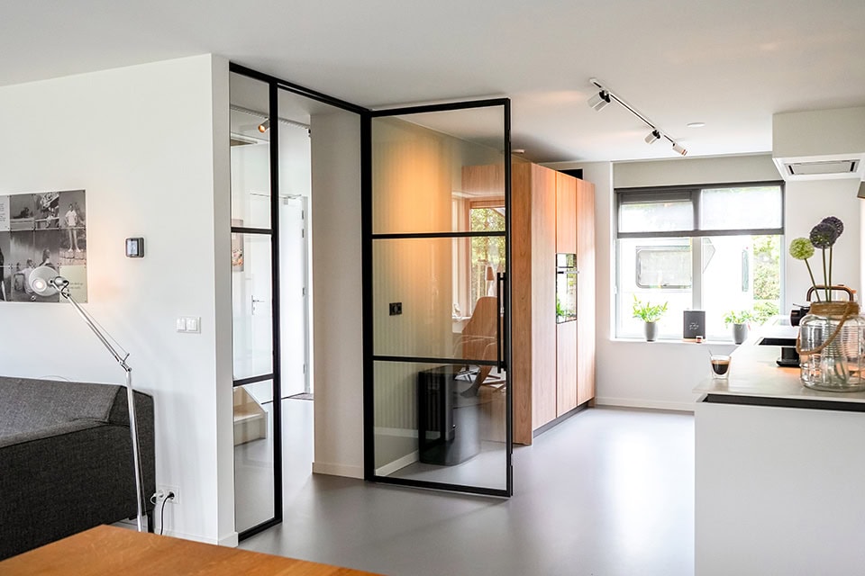 Strakke aluminium deuren op maat voor elke moderne woning