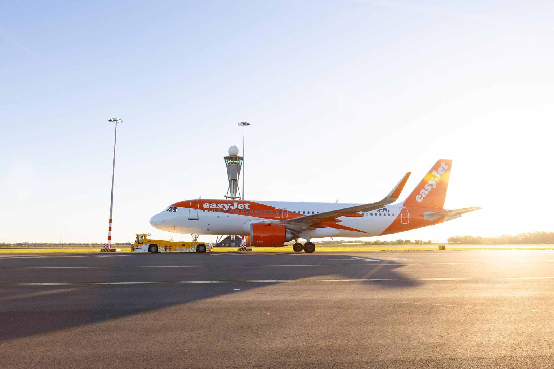 Elektrische TaxiBot maakt eerste ritten op Schiphol