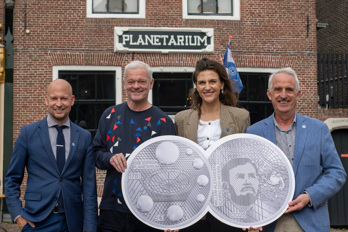Anna Grimbrère onthult herdenkingsmunt voor het Eise Eisinga Planetarium